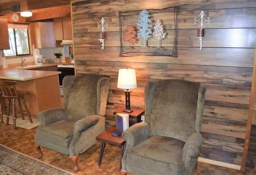 Papa`s Packwood Cabin