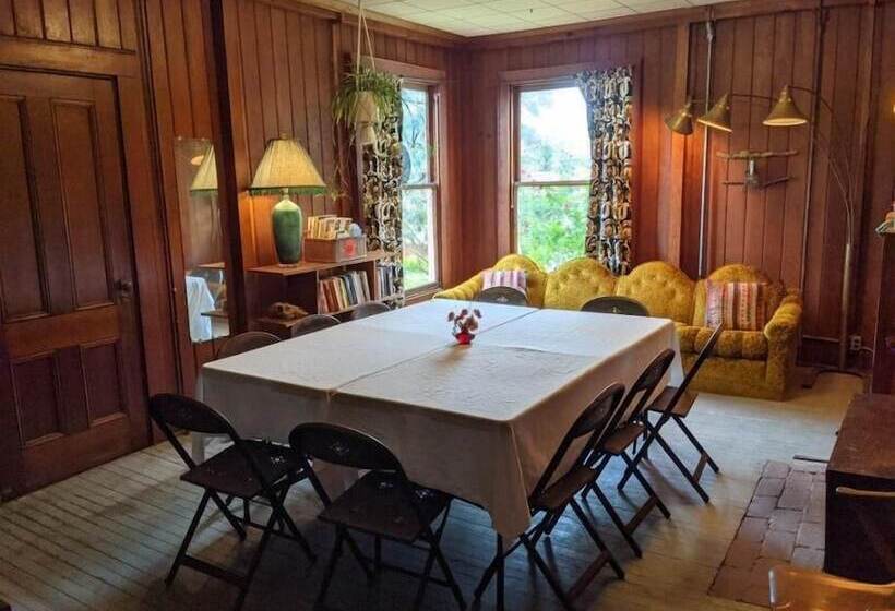 Отель Sou'wester Lodge & Vintage Trailers