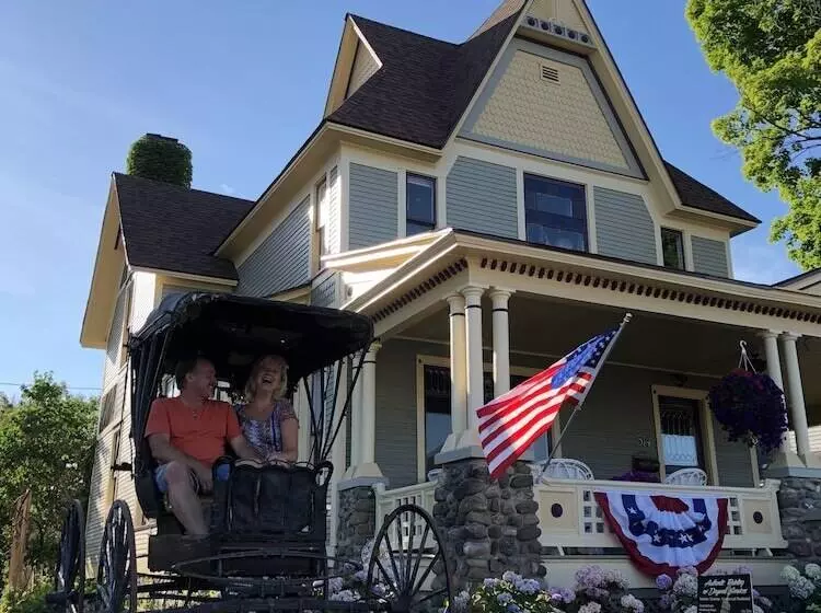 Secrets On Main Bed & Breakfast