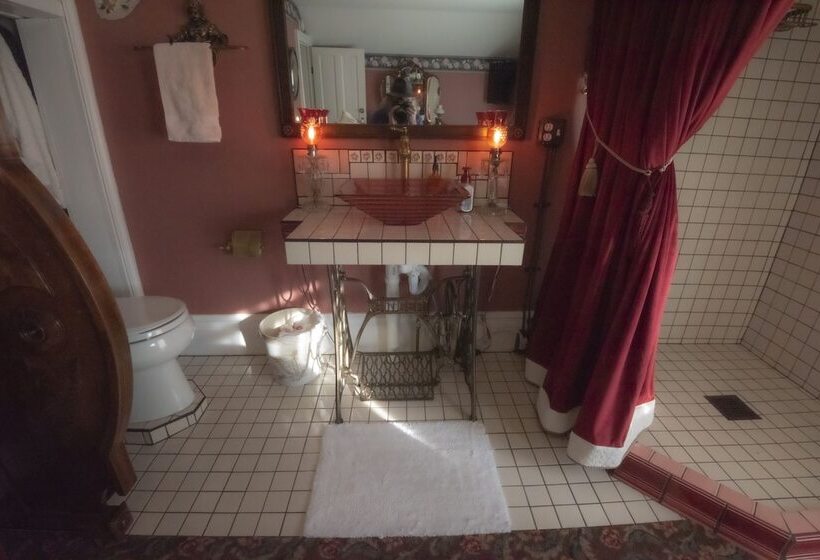 Secrets On Main Bed & Breakfast