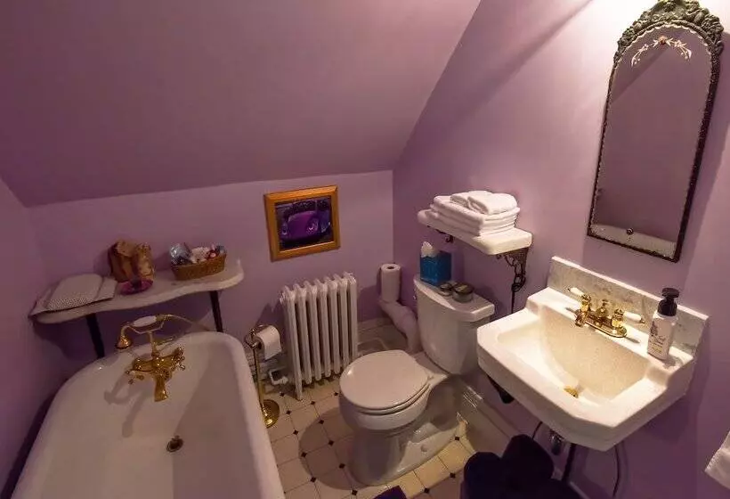 Secrets On Main Bed & Breakfast