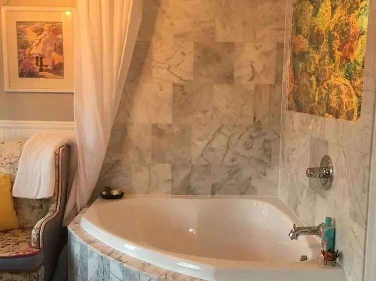 Secrets On Main Bed & Breakfast