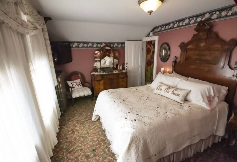 Secrets On Main Bed & Breakfast