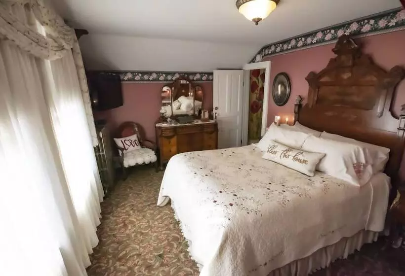 Secrets On Main Bed & Breakfast