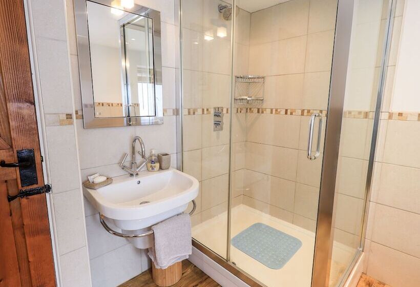 4 Greencross Cottages