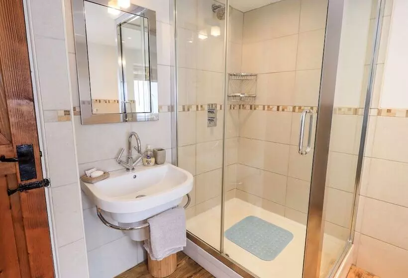 4 Greencross Cottages