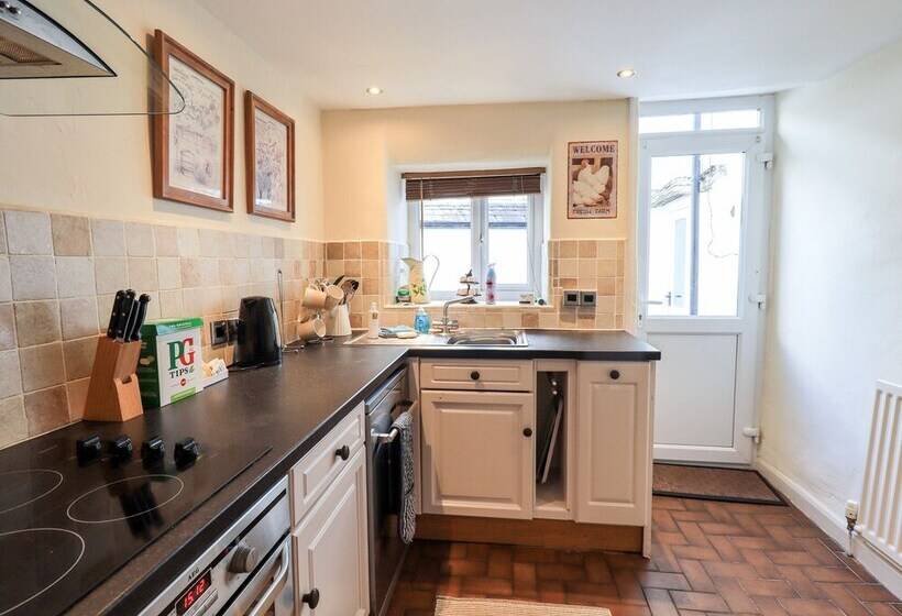 4 Greencross Cottages