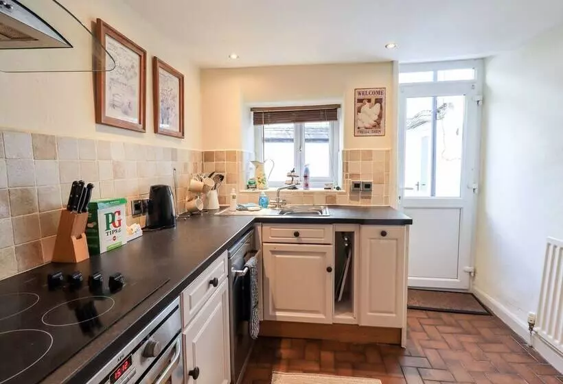 4 Greencross Cottages