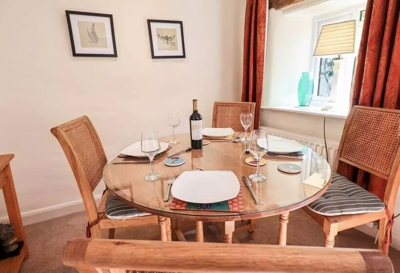 4 Greencross Cottages