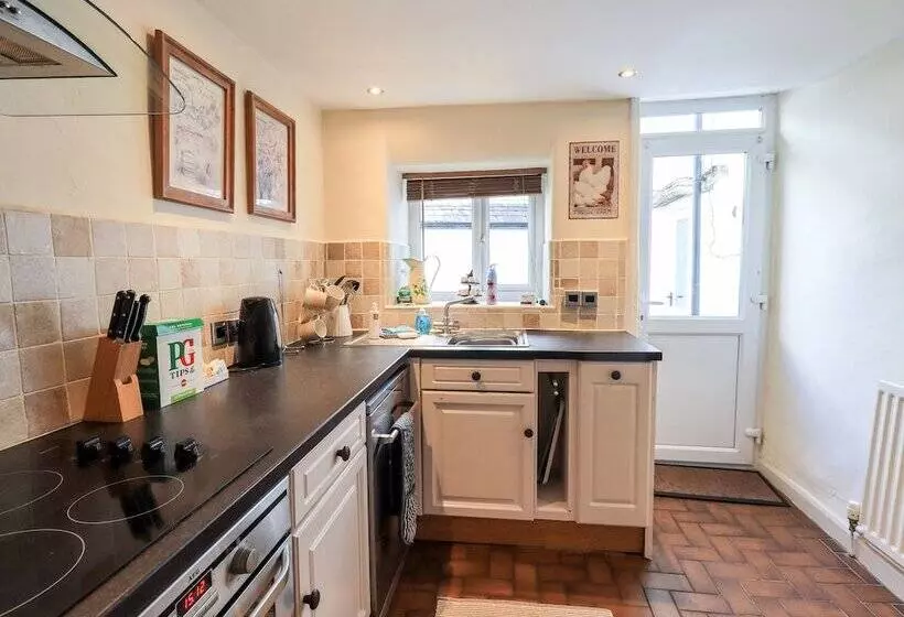 4 Greencross Cottages