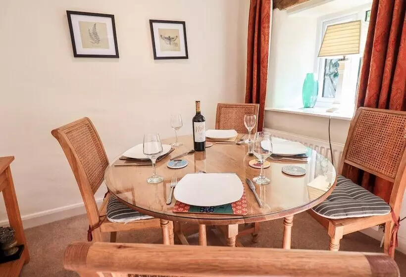 4 Greencross Cottages