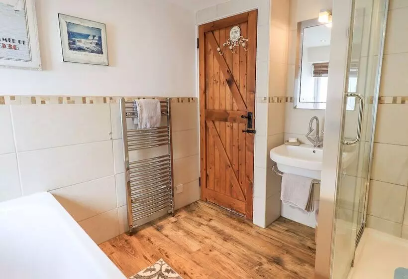 4 Greencross Cottages