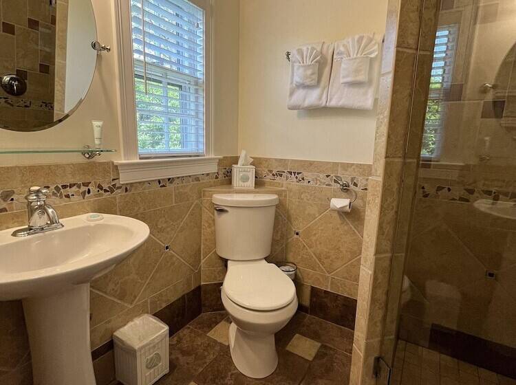 Отель Beach Breeze Inn