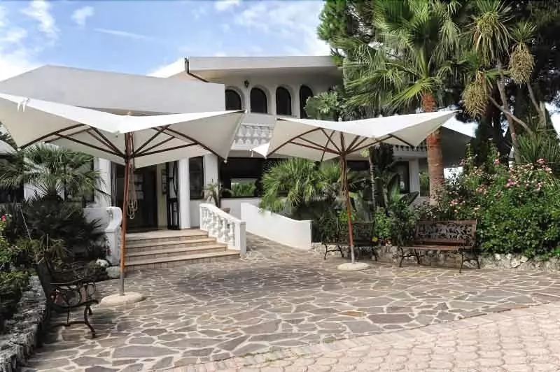 レジデンス Villaggio Pineta Petto Bianco