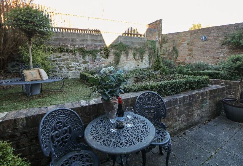 The Old Clock Makers