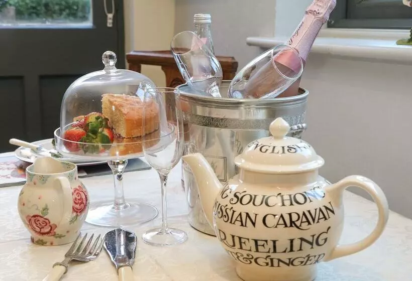 The Old Clock Makers