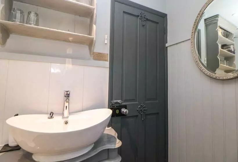 The Old Clock Makers