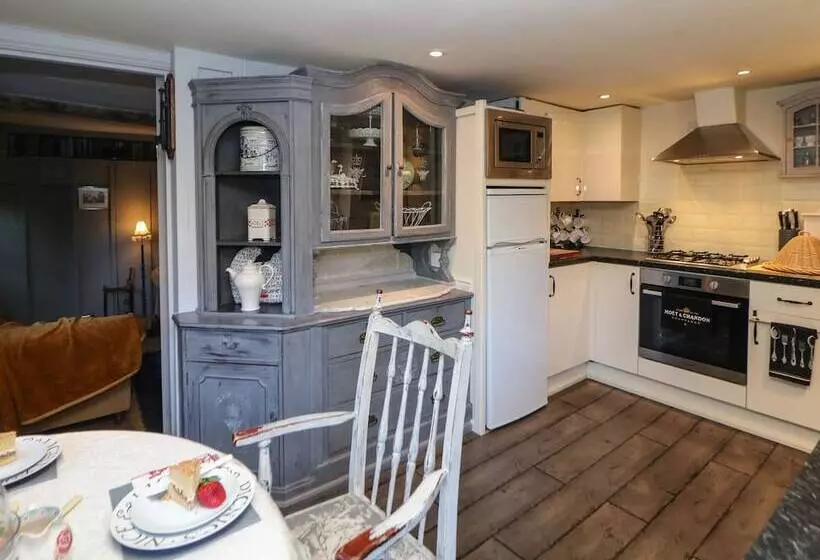 The Old Clock Makers