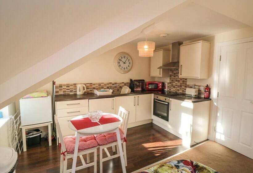 Carisbrooke House, Apartment 6