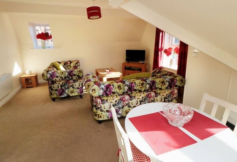 Carisbrooke House, Apartment 6