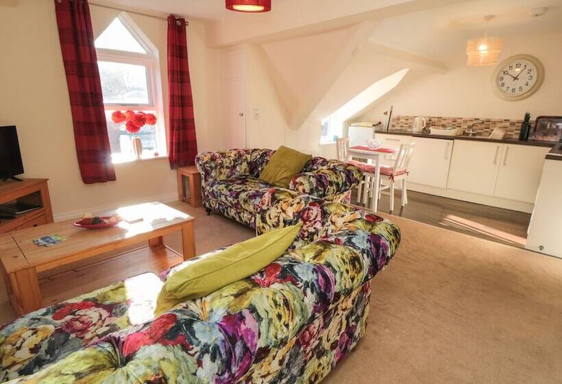 Carisbrooke House, Apartment 6