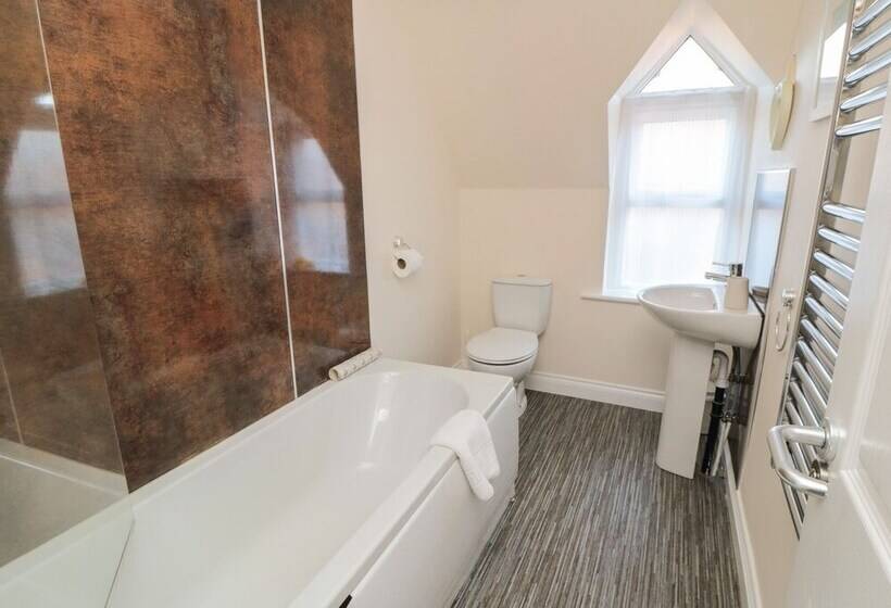 Carisbrooke House, Apartment 6