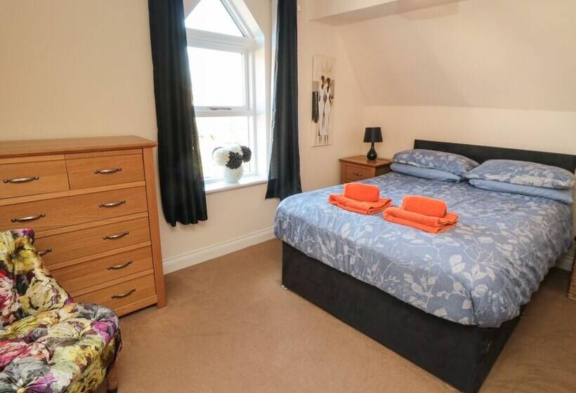 Carisbrooke House, Apartment 6