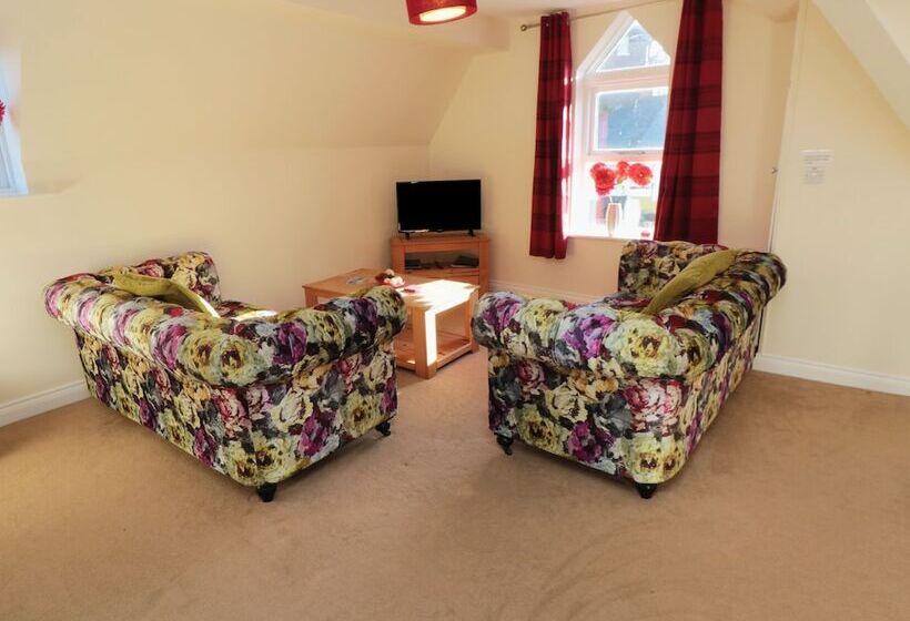 Carisbrooke House, Apartment 6