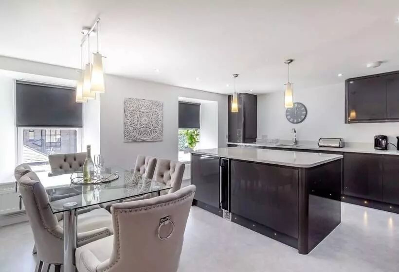 Queen Victoria Suite