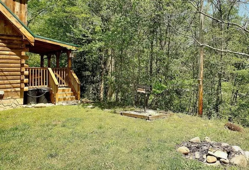 A Bit Of Heaven   2 Bedrooms, 2 Baths, Sleeps 8 Cabin By Redawning