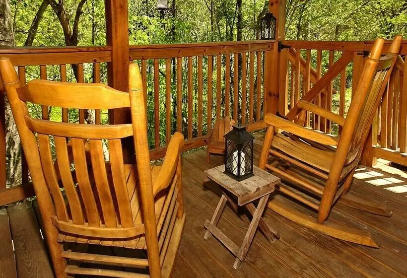 A Bit Of Heaven   2 Bedrooms, 2 Baths, Sleeps 8 Cabin By Redawning