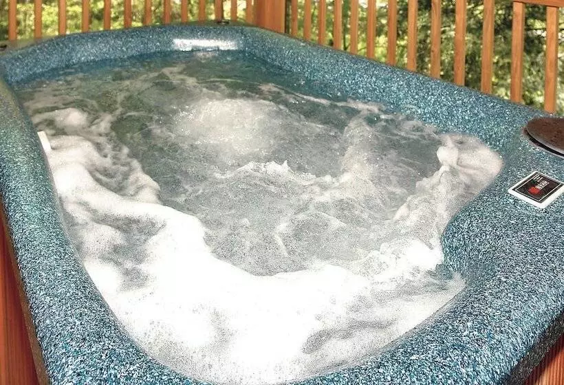 A Bit Of Heaven   2 Bedrooms, 2 Baths, Sleeps 8 Cabin By Redawning