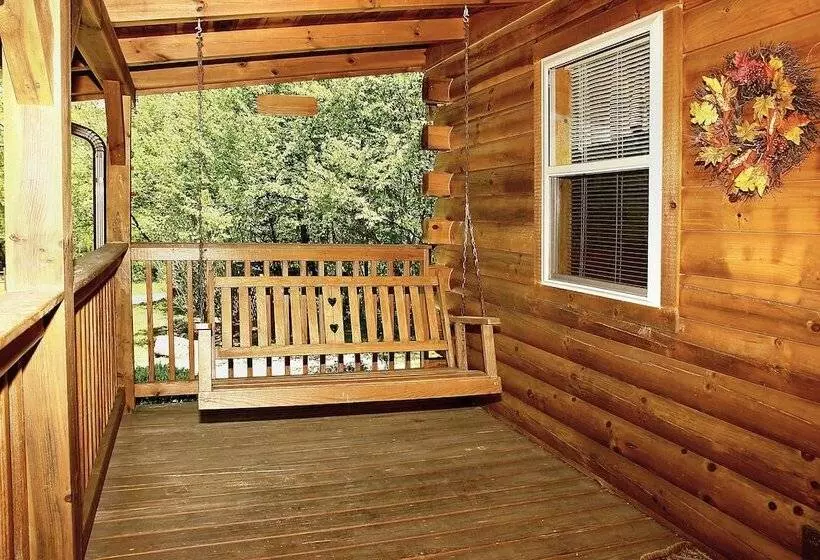 A Bit Of Heaven   2 Bedrooms, 2 Baths, Sleeps 8 Cabin By Redawning