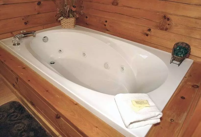 A Bit Of Heaven   2 Bedrooms, 2 Baths, Sleeps 8 Cabin By Redawning