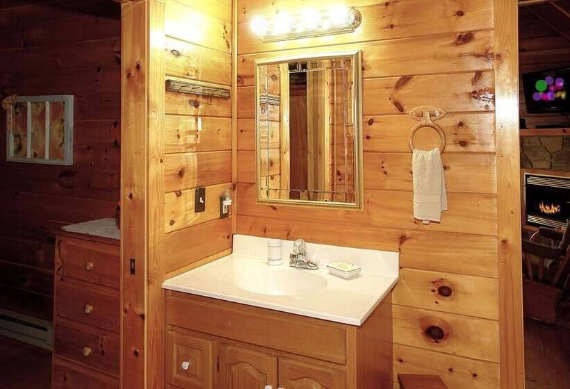 A Bit Of Heaven 2 Bedrooms, 2 Baths, Sleeps 8 Cabin By Redawning