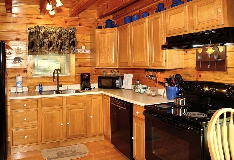 A Bit Of Heaven 2 Bedrooms, 2 Baths, Sleeps 8 Cabin By Redawning