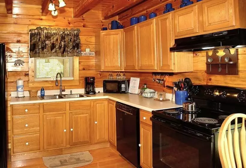 A Bit Of Heaven   2 Bedrooms, 2 Baths, Sleeps 8 Cabin By Redawning