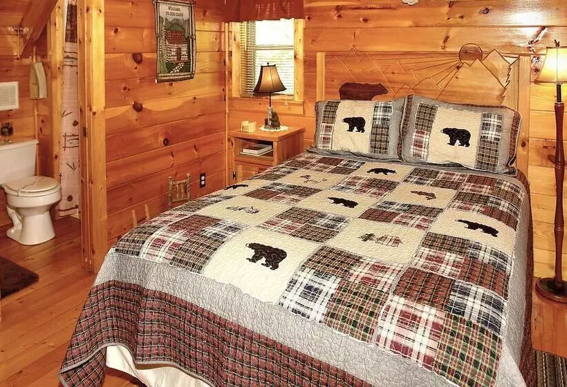 A Bit Of Heaven   2 Bedrooms, 2 Baths, Sleeps 8 Cabin By Redawning