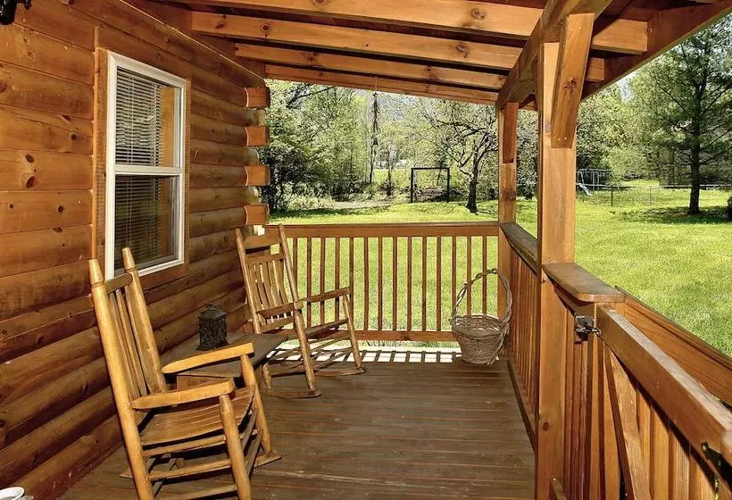 A Bit Of Heaven   2 Bedrooms, 2 Baths, Sleeps 8 Cabin By Redawning