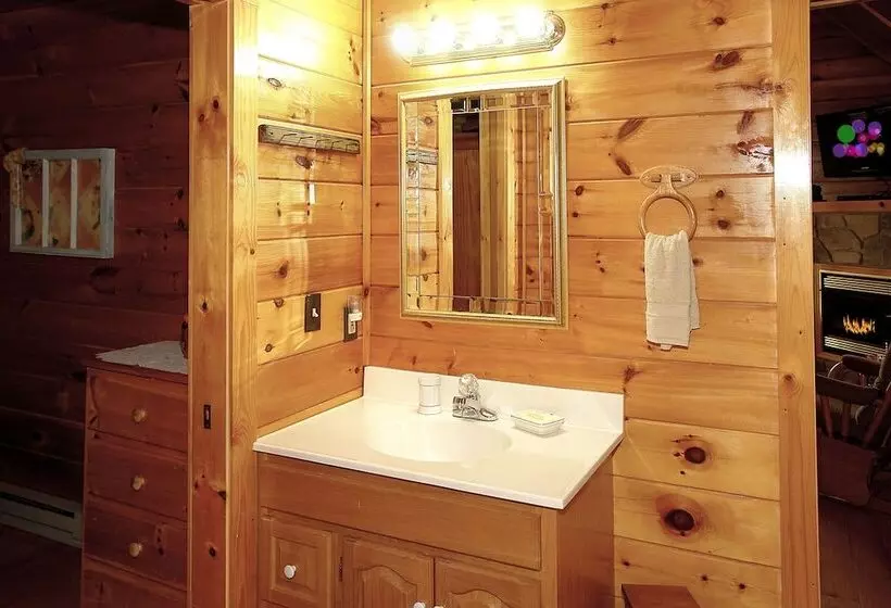 A Bit Of Heaven   2 Bedrooms, 2 Baths, Sleeps 8 Cabin By Redawning