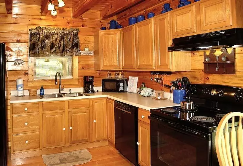 A Bit Of Heaven   2 Bedrooms, 2 Baths, Sleeps 8 Cabin By Redawning