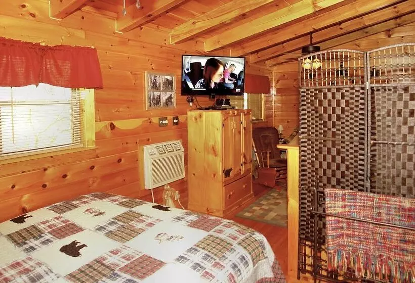 A Bit Of Heaven   2 Bedrooms, 2 Baths, Sleeps 8 Cabin By Redawning