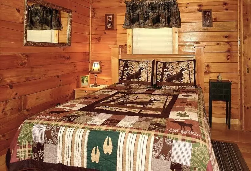 A Bit Of Heaven   2 Bedrooms, 2 Baths, Sleeps 8 Cabin By Redawning