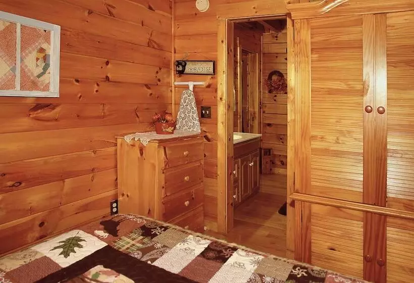 A Bit Of Heaven   2 Bedrooms, 2 Baths, Sleeps 8 Cabin By Redawning