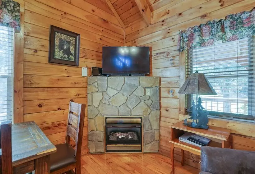 Creek Heaven   2 Bedrooms, 2 Baths, Sleeps 6 Cabin By Redawning