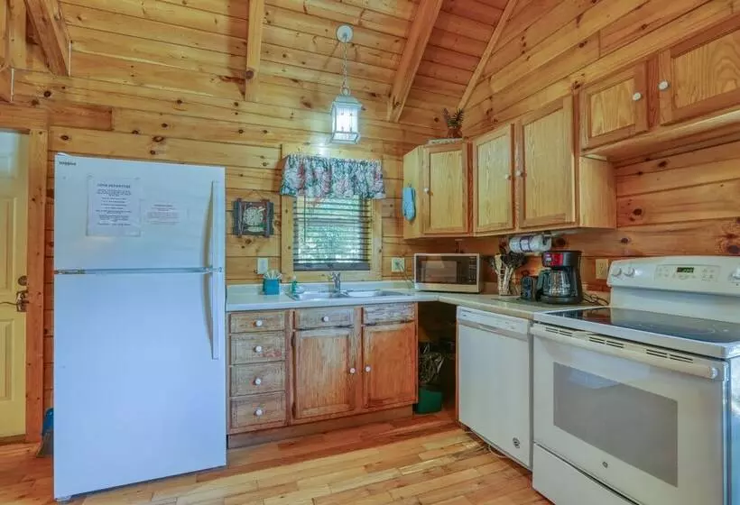 Creek Heaven   2 Bedrooms, 2 Baths, Sleeps 6 Cabin By Redawning