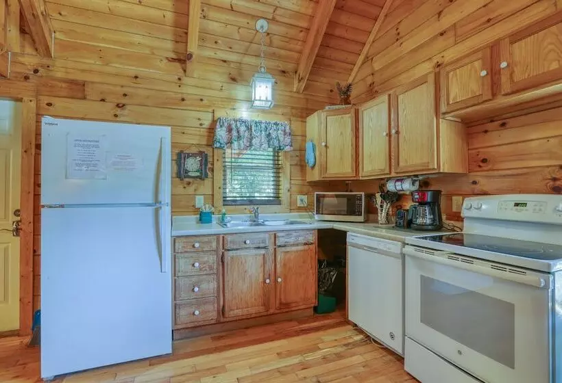Creek Heaven   2 Bedrooms, 2 Baths, Sleeps 6 Cabin By Redawning