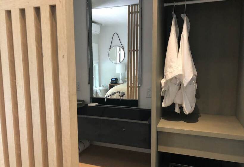 فندق على الطريق A Room At The Beach