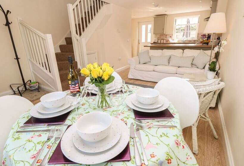 4 The Old Post Office Mews