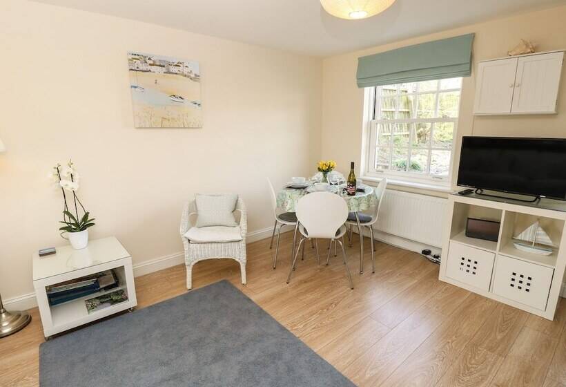 4 The Old Post Office Mews